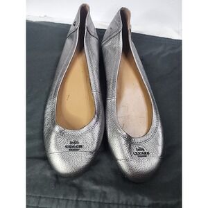 Coach Dora Ballet Flat Size 8.5 Silver Metallic Pebbled Leather Logo READ